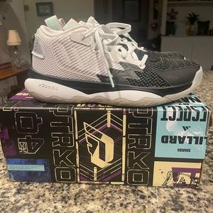 Dame 8 C Basketball Shoes youth 2 1/2